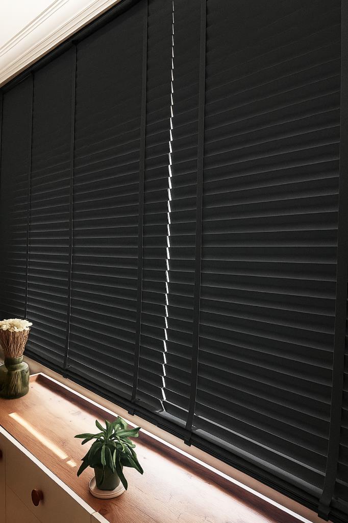 Antrasit Gerçek Ahşap Jaluzi 50mm Zincirli Redüktörlü Kurdelalı AJS1002 görsel