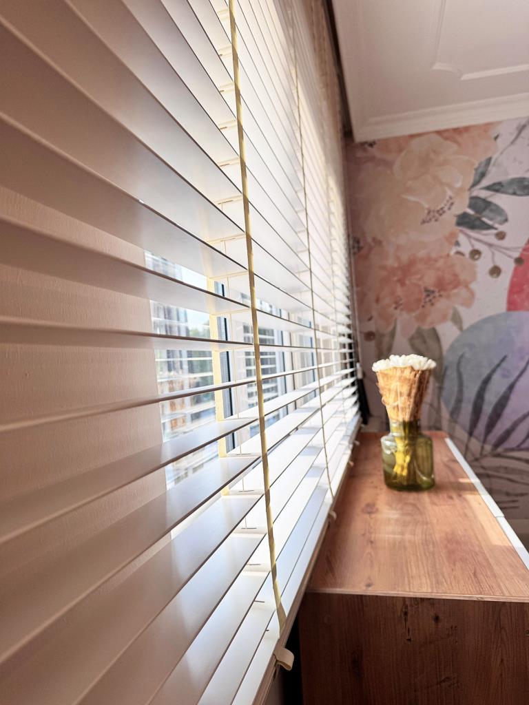 Beyaz Gerçek Ahşap Jaluzi 50mm Zincirli Redüktörlü Kurdelalı AJS1001 görsel