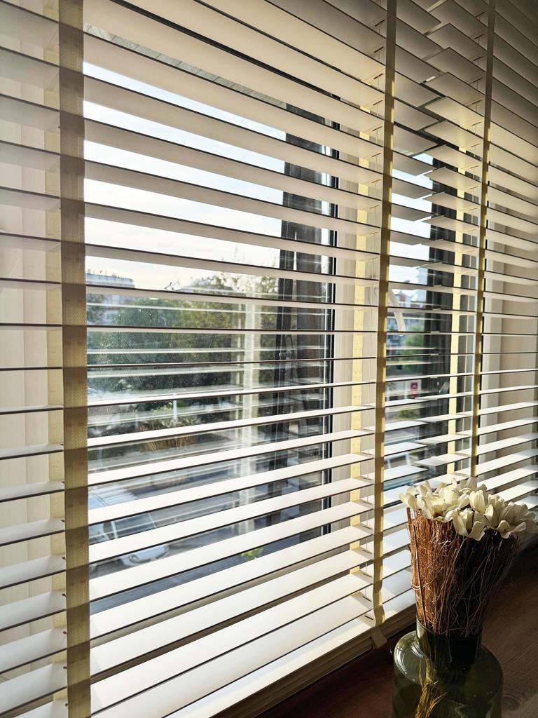 Beyaz Gerçek Ahşap Jaluzi 50mm Zincirli Redüktörlü Kurdelalı AJS1001 görsel