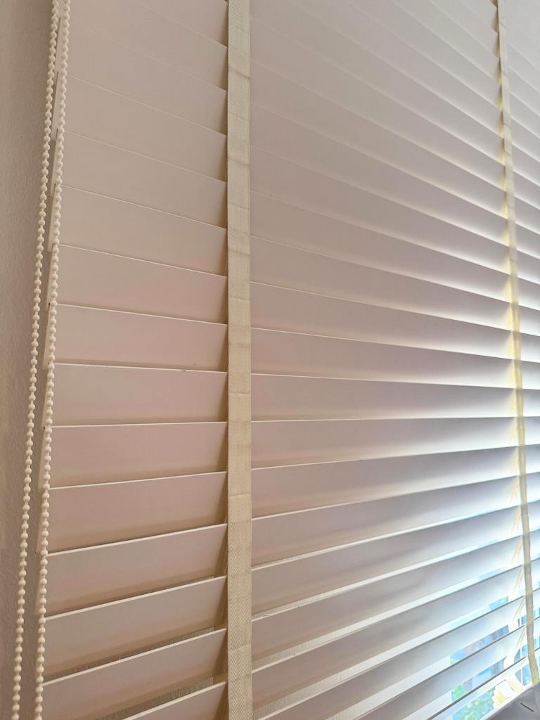 Beyaz Gerçek Ahşap Jaluzi 50mm Zincirli Redüktörlü Kurdelalı AJS1001 görsel