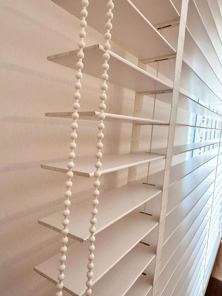 Beyaz Gerçek Ahşap Jaluzi 50mm Zincirli Redüktörlü Kurdelalı AJS1001 görsel