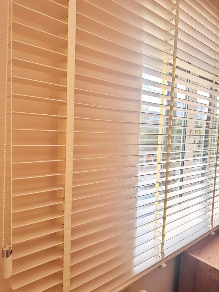 Beyaz Gerçek Ahşap Jaluzi 50mm Zincirli Redüktörlü Kurdelalı AJS1001 görsel