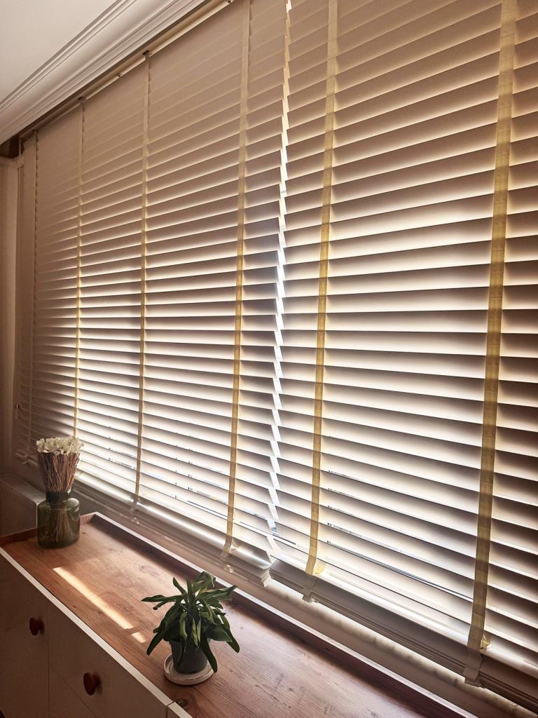 Beyaz Gerçek Ahşap Jaluzi 50mm Zincirli Redüktörlü Kurdelalı AJS1001 görsel