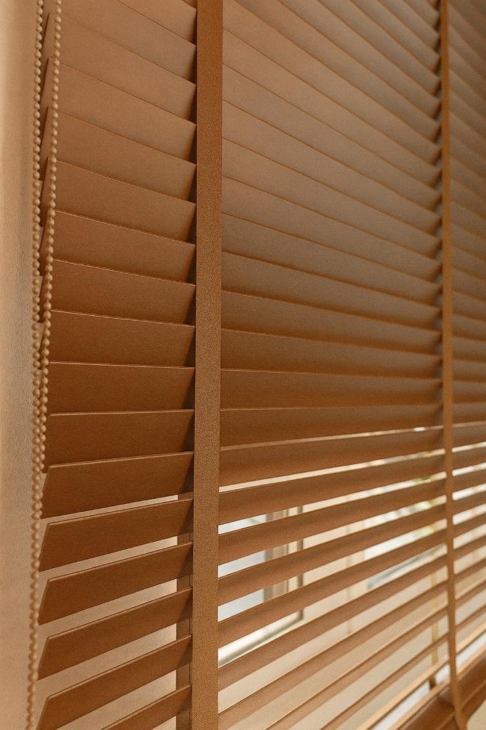 Ceviz Renk Gerçek Ahşap Jaluzi 50mm Zincirli Redüktörlü Kurdelalı AJS1003 görsel