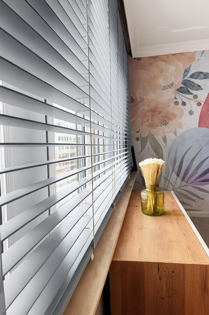 Gri Renk Gerçek Ahşap Jaluzi 50mm Zincirli Redüktörlü Kurdelalı AJS1004 görsel