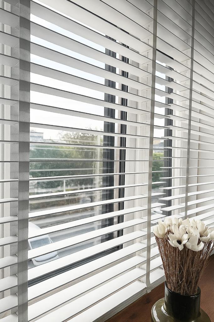 Gri Renk Gerçek Ahşap Jaluzi 50mm Zincirli Redüktörlü Kurdelalı AJS1004 görsel