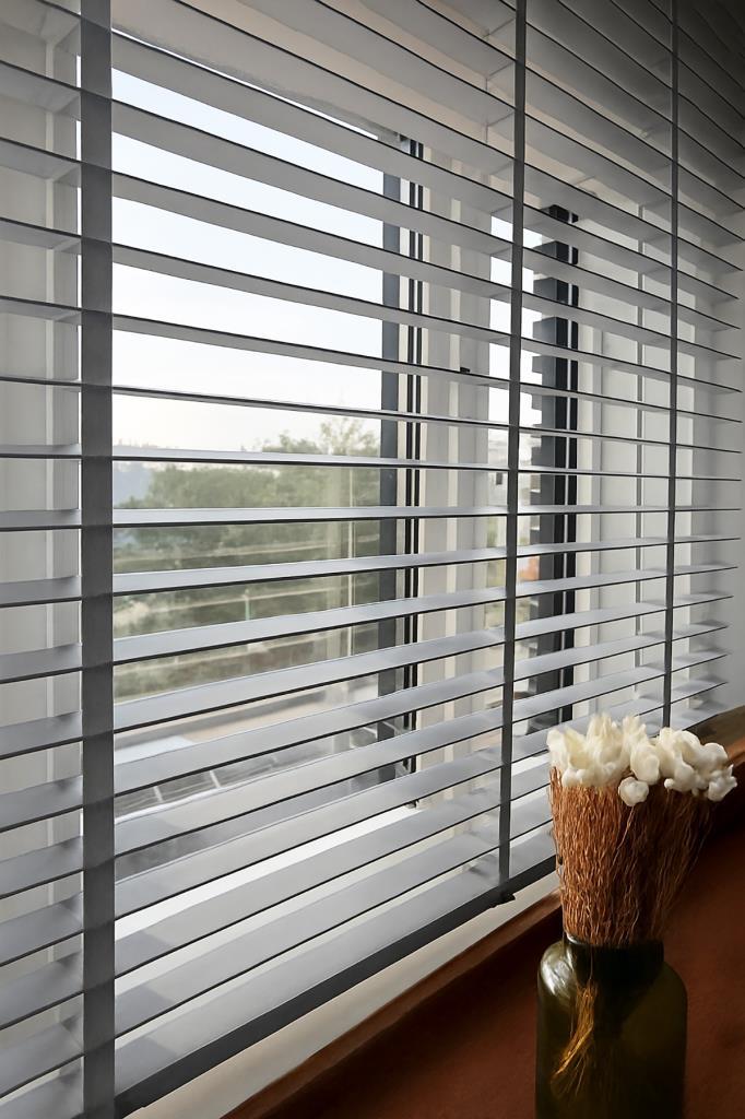 Gri Renk Gerçek Ahşap Jaluzi 50mm Zincirli Redüktörlü Kurdelalı AJS1004 görsel