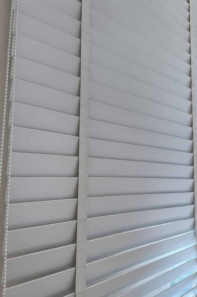 Gri Renk Gerçek Ahşap Jaluzi 50mm Zincirli Redüktörlü Kurdelalı AJS1004 görsel