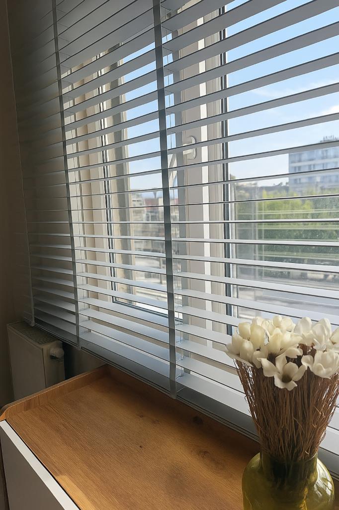 Gri Renk Gerçek Ahşap Jaluzi 50mm Zincirli Redüktörlü Kurdelalı AJS1004 görsel
