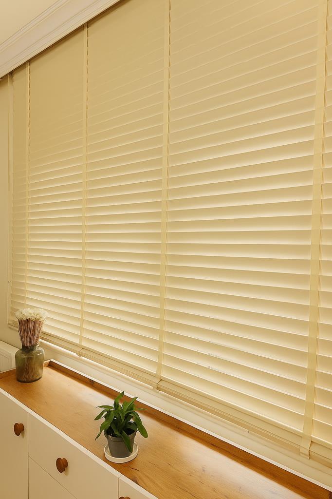 Krem Renk Gerçek Ahşap Jaluzi 50mm Zincirli Redüktörlü Kurdelalı AJS1005 görsel