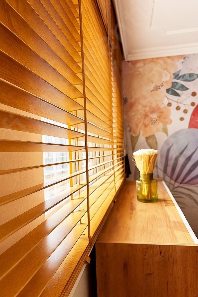 Meşe Renk Gerçek Ahşap Jaluzi 50mm Zincirli Redüktörlü Kurdelalı AJS1006 görsel
